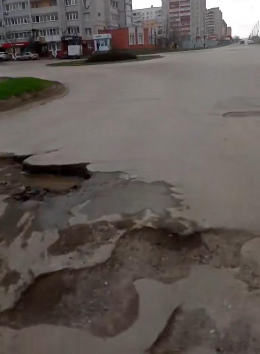 Камышане в соцсетях собирают «коллекцию» самых опасных ям на центральных дорогах города