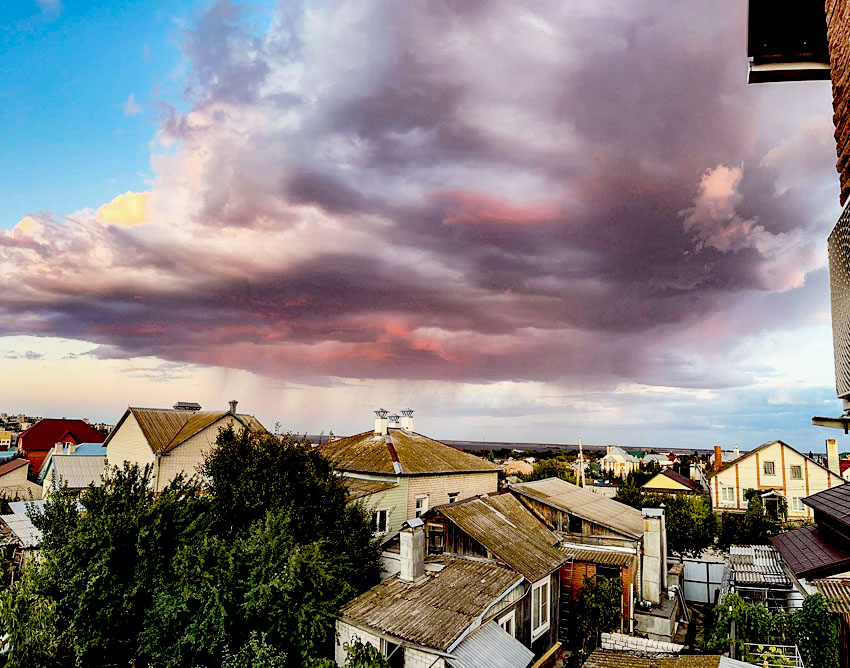 На Камышин пролился «розовый» дождь