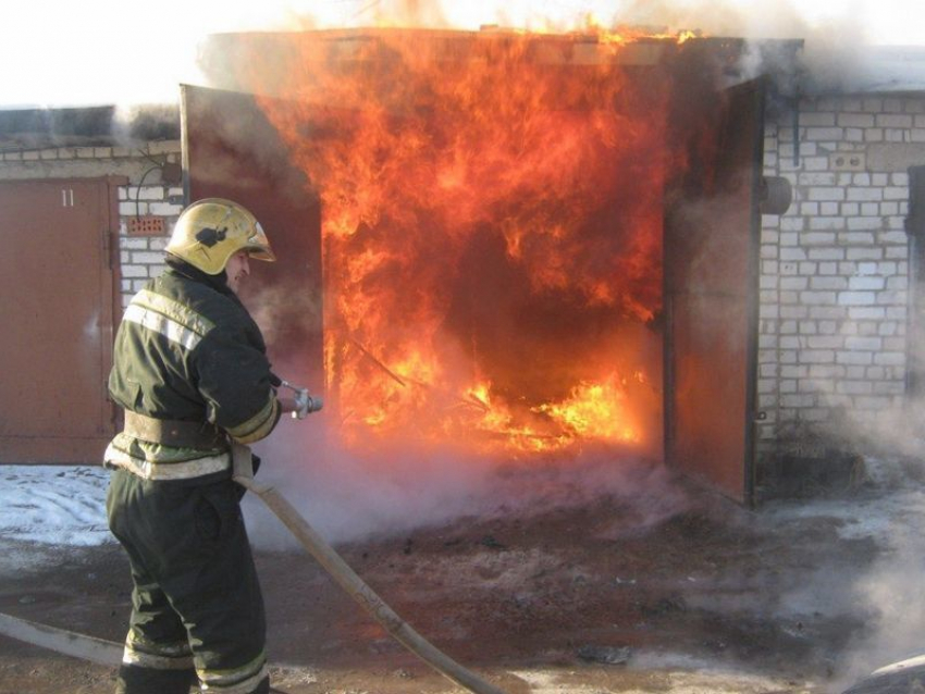 В Камышине в гараже сгорел Опель