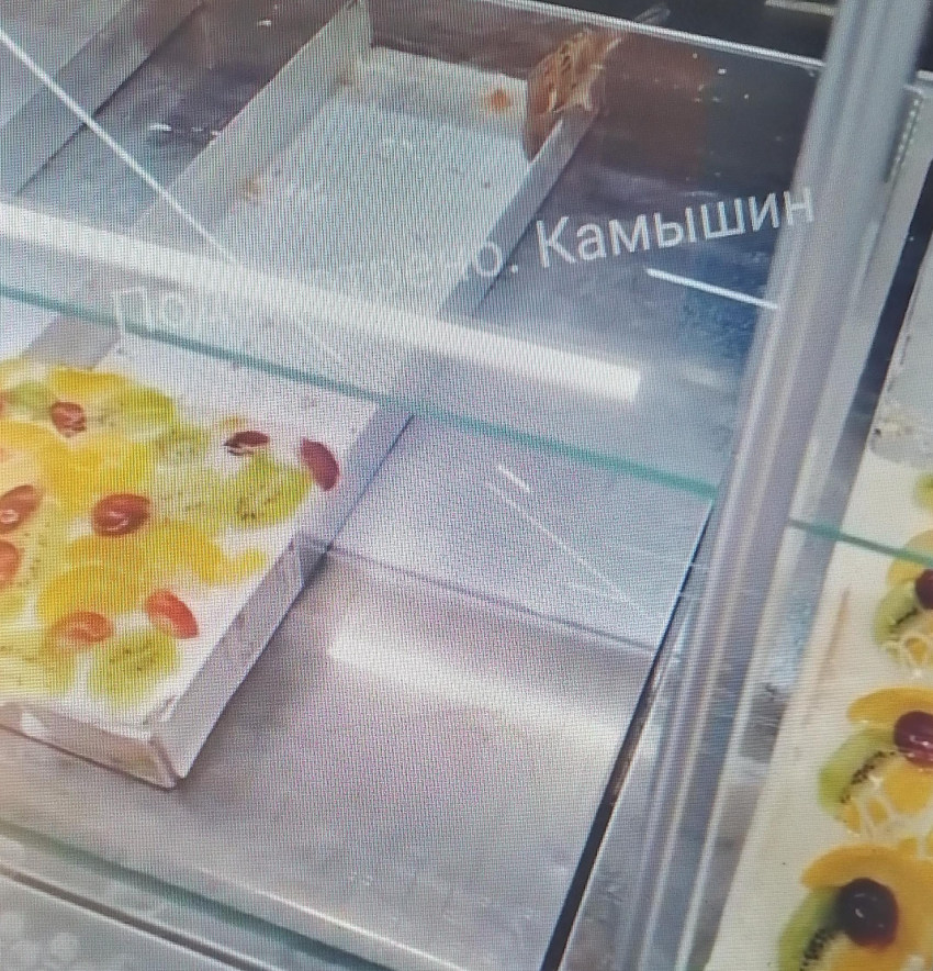 В Камышине в соцсетях обсуждают ролик о воробье, завтракающем тортами на витрине продуктовой секции крупного сетевого магазина