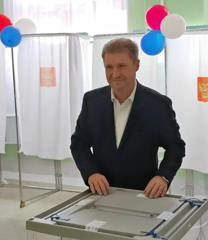 Глава Камышина Станислав Зинченко сообщил всем, что он пришел голосовать с дочерью, и устроил радостную фотосессию у урны (ВИДЕО)