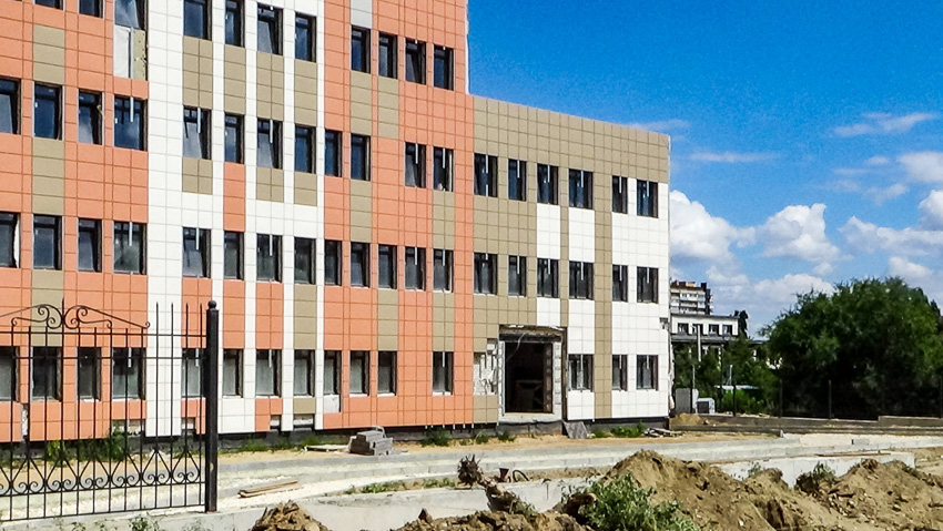 В Камышине начали готовить остановку у новой поликлиники на улице Советской, есть ли у объекта новый подрядчик, когда оживет стройка  - неизвестно