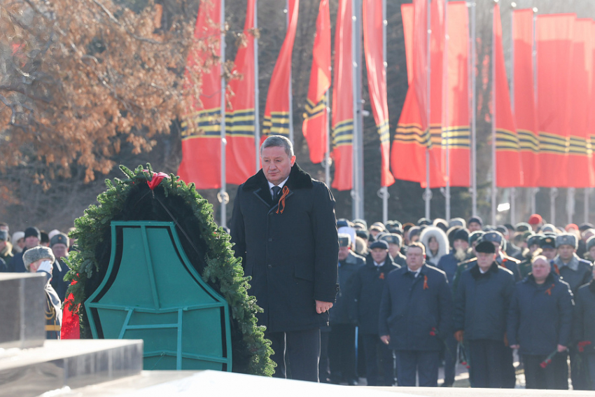 Память защитников Сталинграда почтил Андрей Бочаров у Вечного огня 