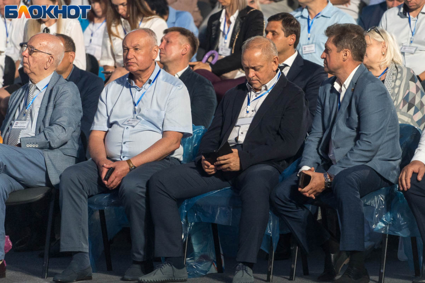 Губернатор Андрей Бочаров пообещал политической публике в дождевиках и бейджах как следует «почистить» элиты