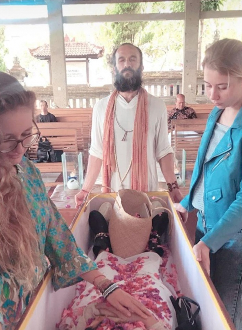 На Бали попрощались с девушкой, которой жители Волгоградской области собирали деньги на лечение, прах ее развеют завтра