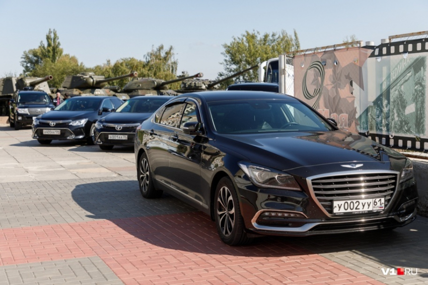 Кортеж из черных иномарок: на чем приехали ВИПы на инаугурацию губернатора Андрея Бочарова, - портал V1.RU