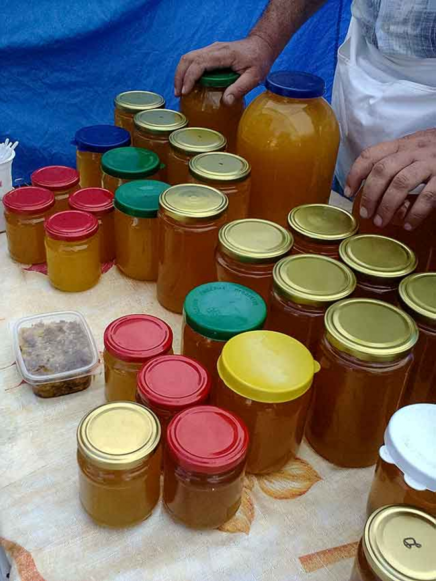Пчеловод из Камышина передал бочонок меда для участников спецоперации на Украине