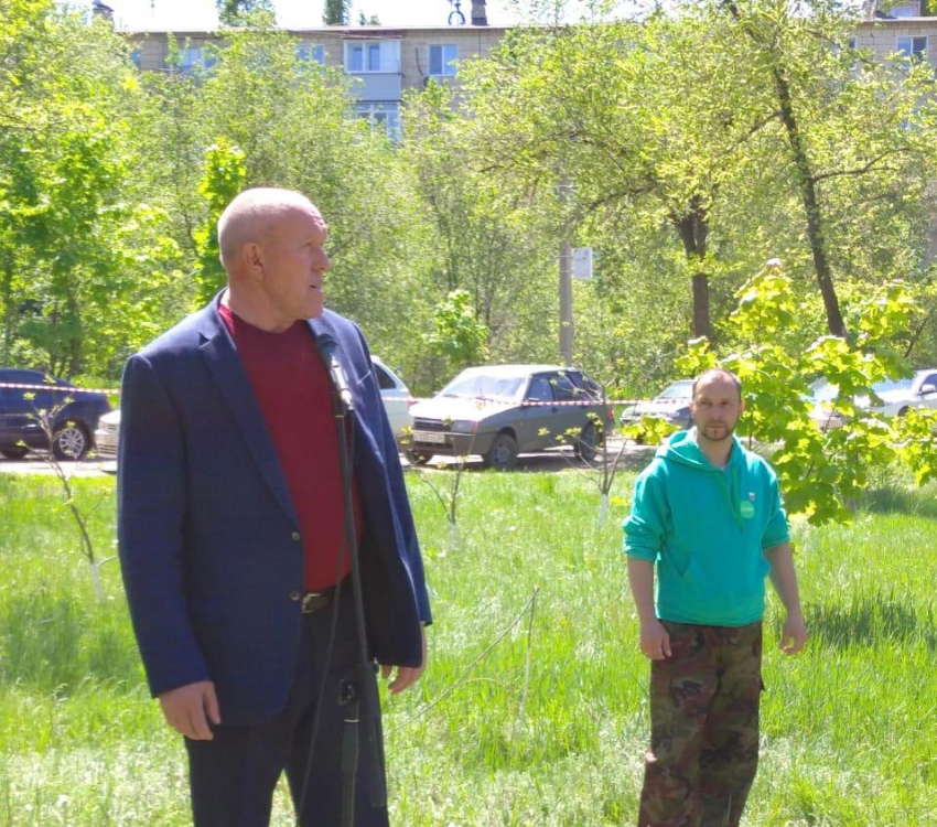 Спикер Камышинской городской думы Владимир Пономарев с лопатой влился в ряды «зеленых» в Камышине
