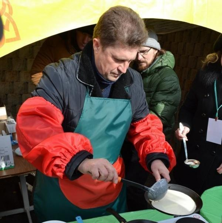 Будет ли глава Камышина Станислав Зинченко печь блины в этом году в парке на Масленицу?