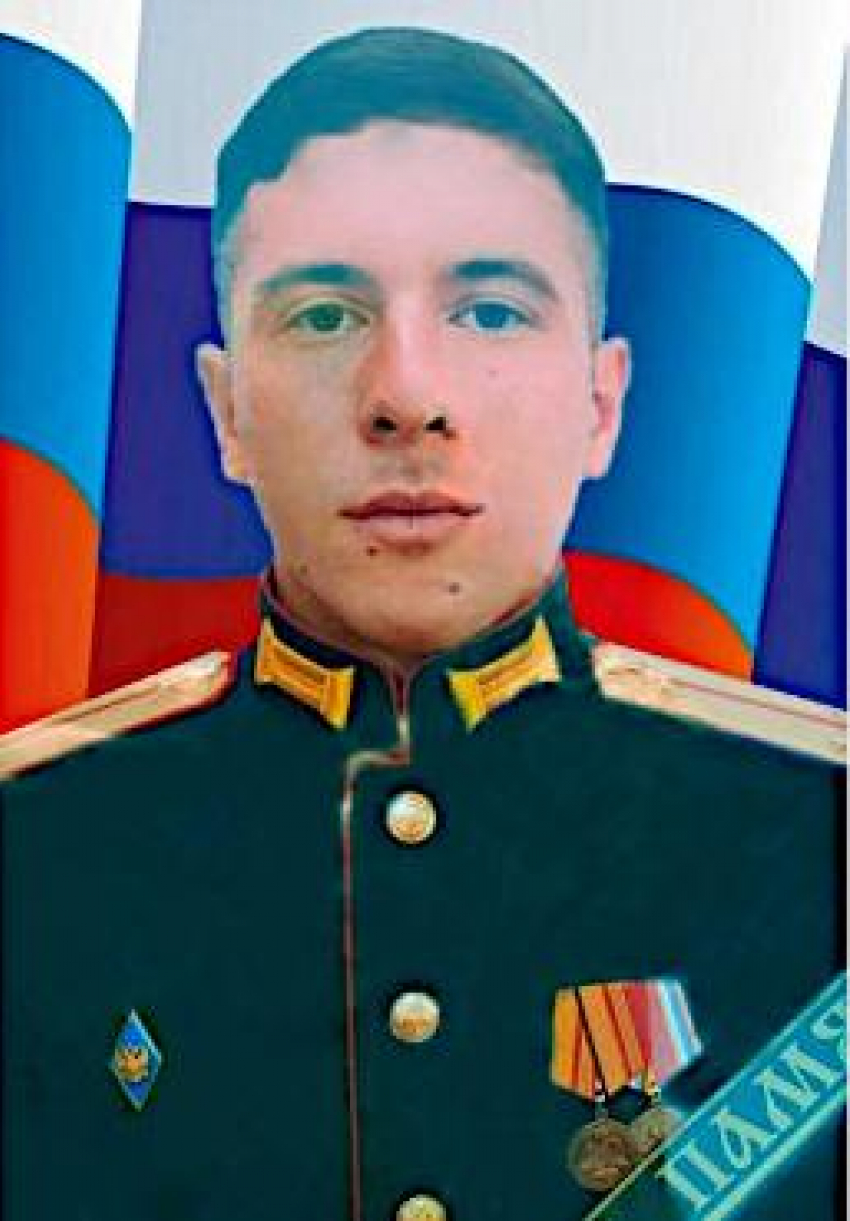 Награду лейтенанта Виталия Хрипункова, погибшего в СВО, передали родным офицера в Камышине 
