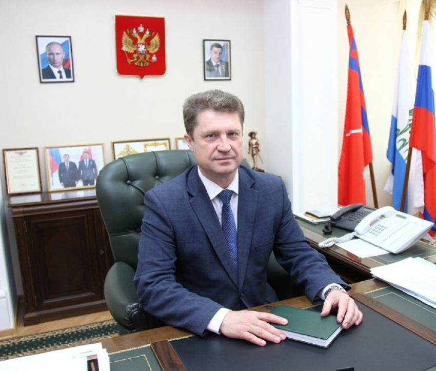 Глава Камышина, «не вставая» с кресла градоначальника, поздравил горожан с Новым годом