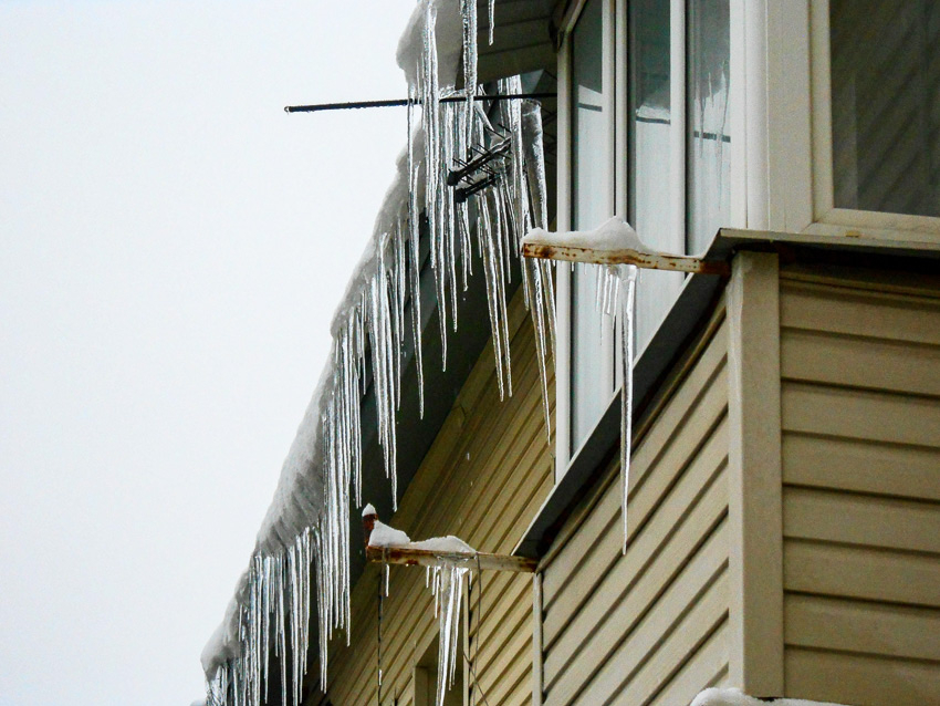 Госжилнадзор жестко предупредил УК в Волгоградской области на предмет «разгула» сосулек