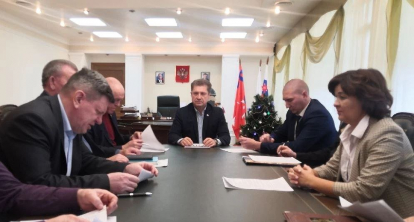  Глава Камышина Станислав Зинченко провел заседание «под елкой» и запретил массовые гулянья и фейерверки в городе на Новый год