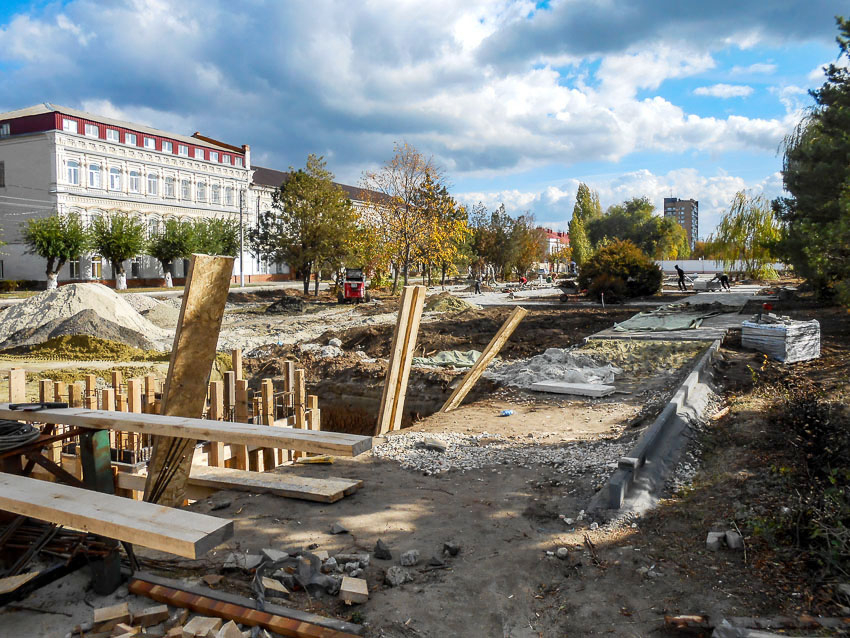 В Камышине на площади Павших борцов продолжается строительная «революция» 