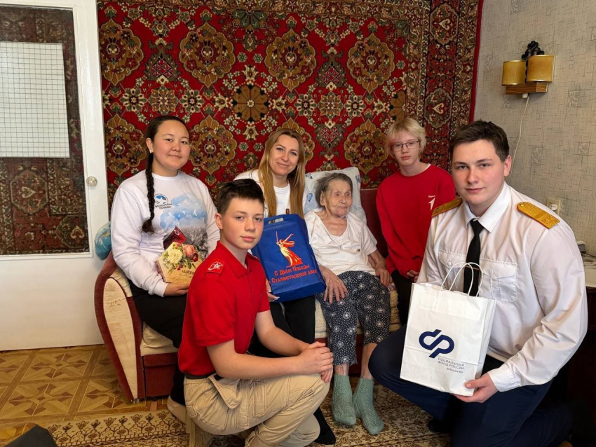 В Камышине «волонтеры Победы» пришли поздравить участницу Сталинградской битвы  Екатерину Васильевну Иванову