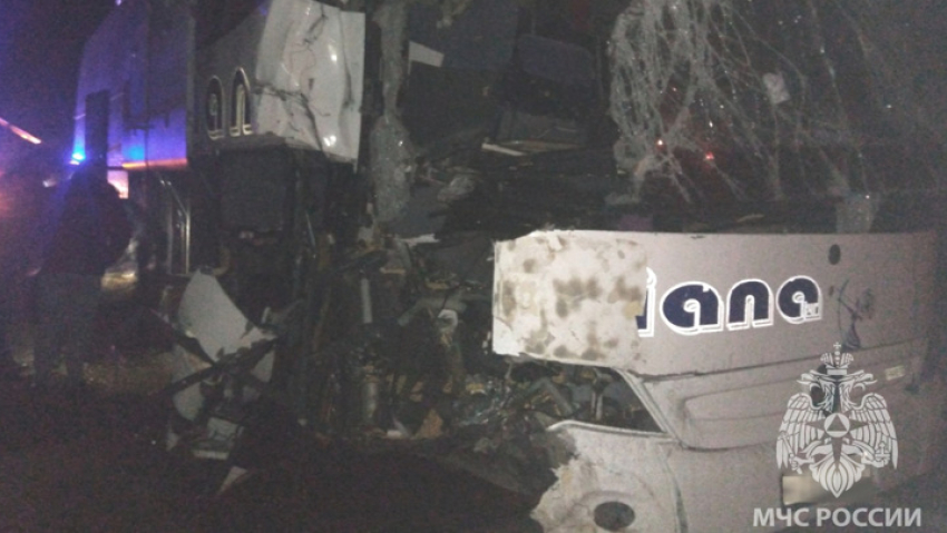 В Тамбовской области рейсовый автобус «Волгоград - Москва» накануне 8 марта столкнулся с трактором: 5 человек в больнице