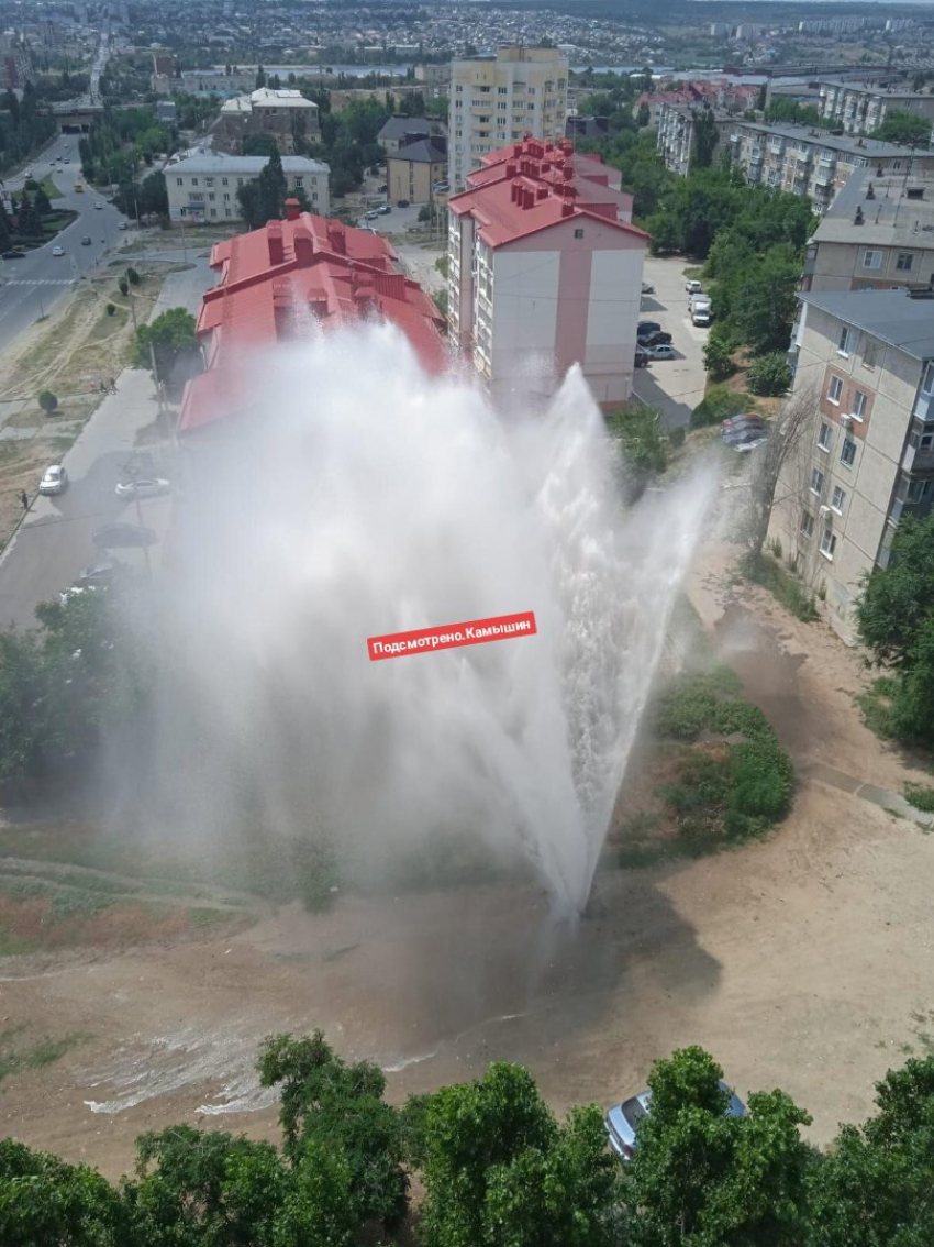 Откуда в Камышине по улице Некрасова хлынули реки - очевидцы показали, как фонтан из коммунального колодца забил на высоту крыш пятиэтажек