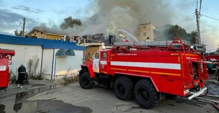В Котово пожарные тушат вспыхнувшую частную гостиницу «Тамара"