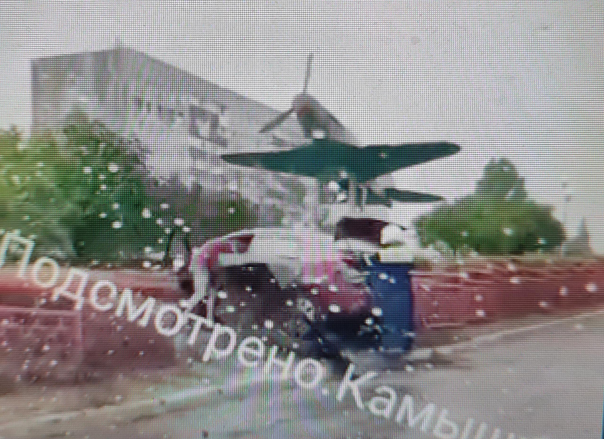 В Камышине попал на камеру момент с ДТП: красное авто пробило турникет у памятника- «самолета Маресьева» на улице Некрасова (ВИДЕО)
