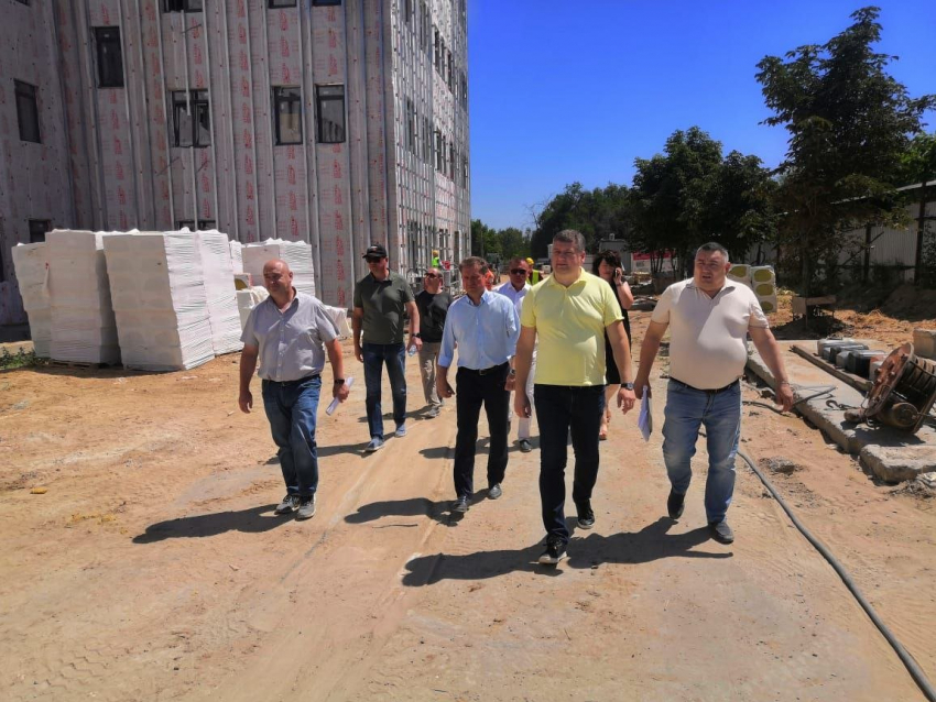 Станислав Зинченко провел экскурсию для высокопоставленных областных чиновников по строящейся в Камышине суперполиклинике 