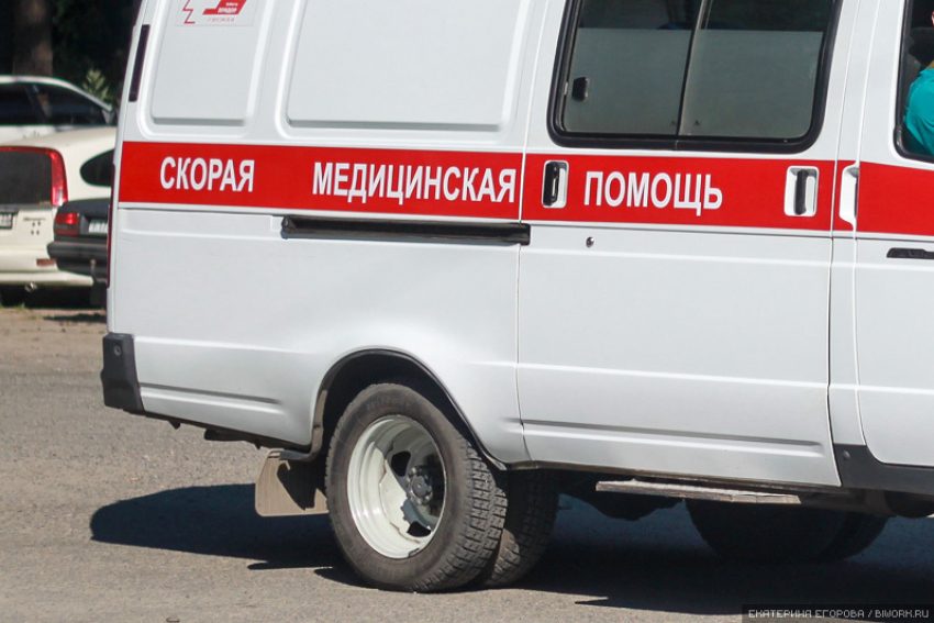 На московской трассе отечественная легковушка «толкнула» иномарку в КАМАЗ