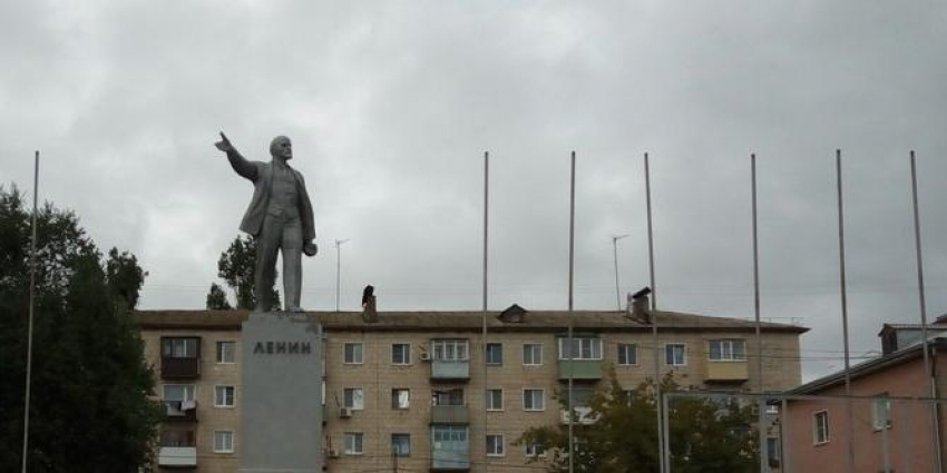 Коммунисты Камышина возложили цветы к памятникам вождю революции, а трибуну на площади Павших борцов неожиданно захватили «платошкинцы"