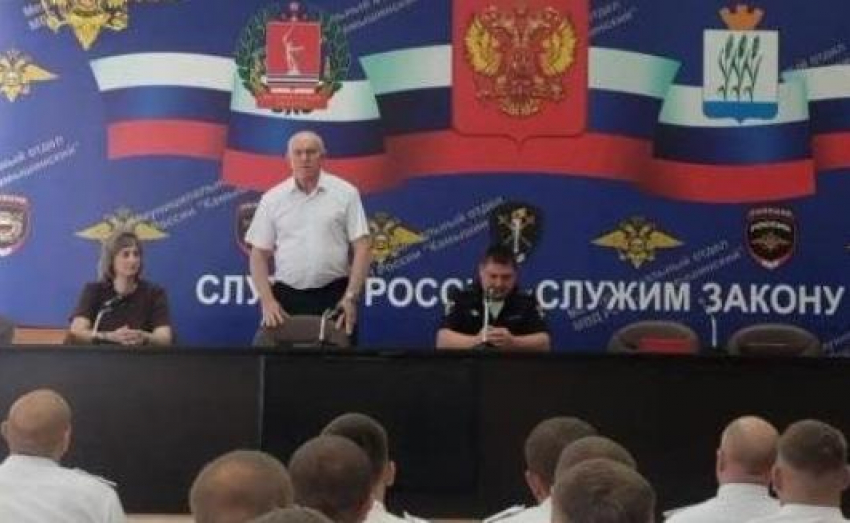Кого из госавтоинспекторов Камышина наградили по случаю профессионального праздника