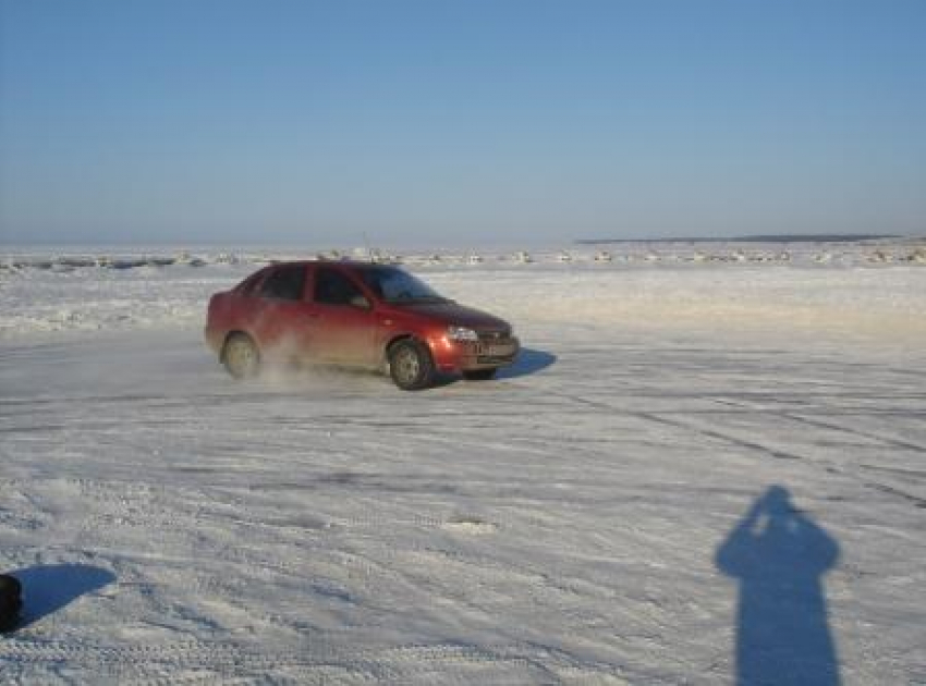 Камышинские спасатели предупредили камышан, что маршрут на машинах по льду Волги может стать последним путешествием в жизни