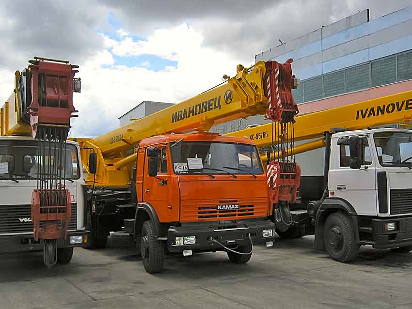 В Камышине административная газета «Диалог» опубликовала огромный список вакансий на Камышинском крановом заводе и «антикомментарии» к объявлению