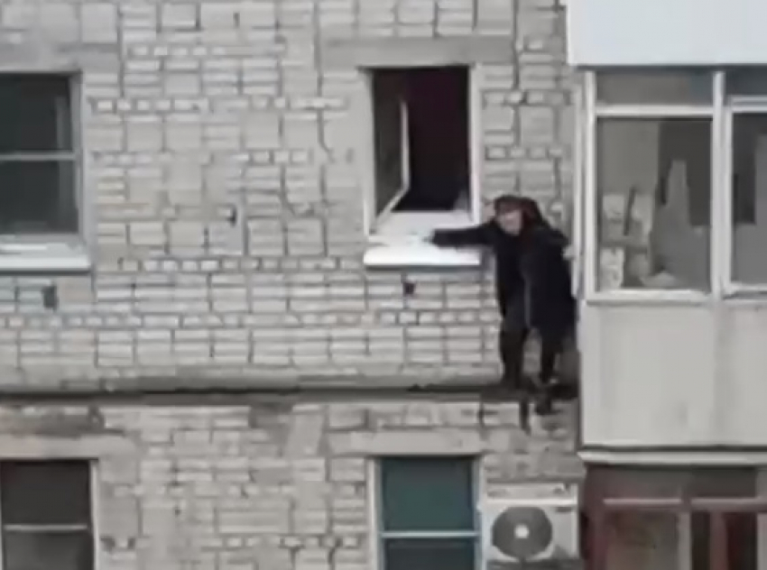 В центре Волгограда мужчина вышел в окно