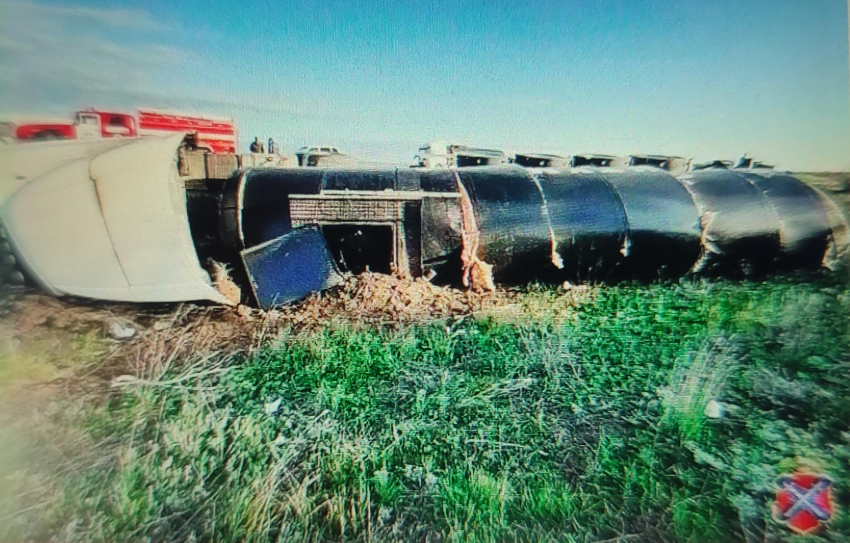Недалеко от границы Камышинского и Дубовского районов перевернулась огромная фура: пострадавших отправили в больницу