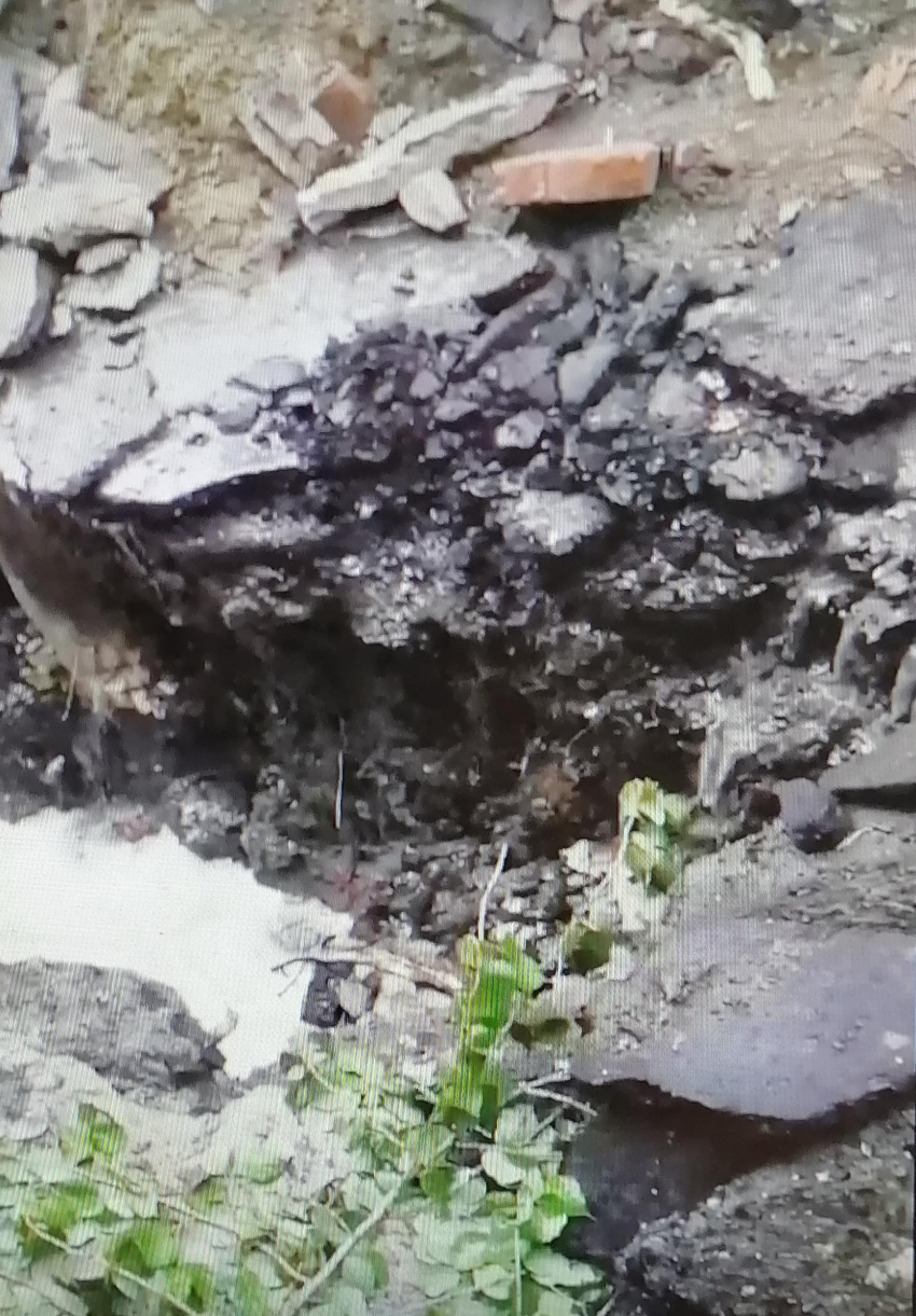 Камышане показали «водопад", который устроили дождевые воды на пути в разрытую яму под фундаментом дома (ВИДЕО)