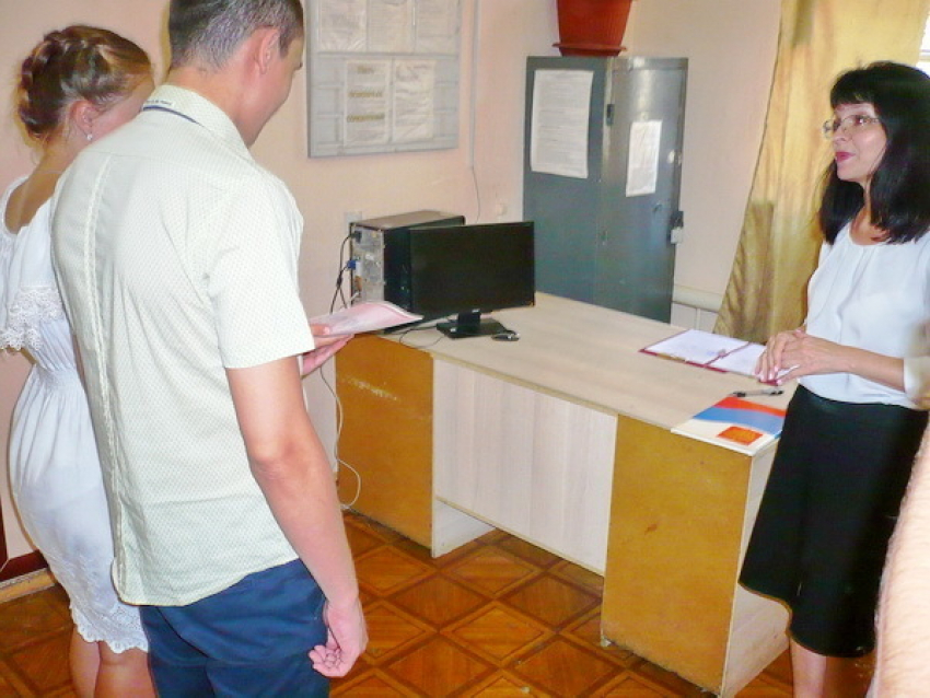В следственном изоляторе Волгоградской области поздравили молодоженов, решивших не откладывать бракосочетание