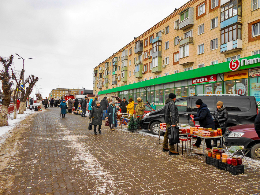 Камышане просят хотя бы посыпать скользкий тротуар у «неистребимого» стихийного рынка на улице Ленина в Камышине