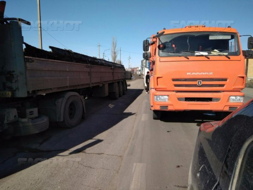 Из-за крупного ДТП парализовало движение на трассе Камышин-Волгоград