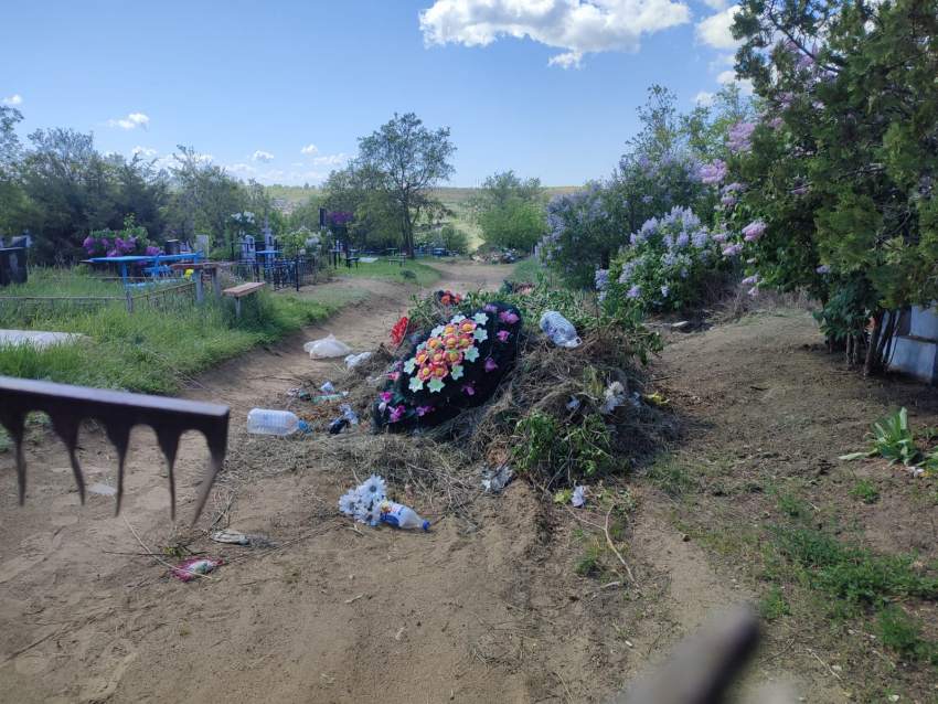 В Камышине на «старом» кладбище горы мусора оставили для «украшения» до самой Пасхи? - камышанка