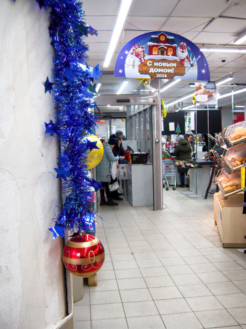 В Камышине магазины увешали торговые залы гирляндами, но покупатели ждут новогодних скидок