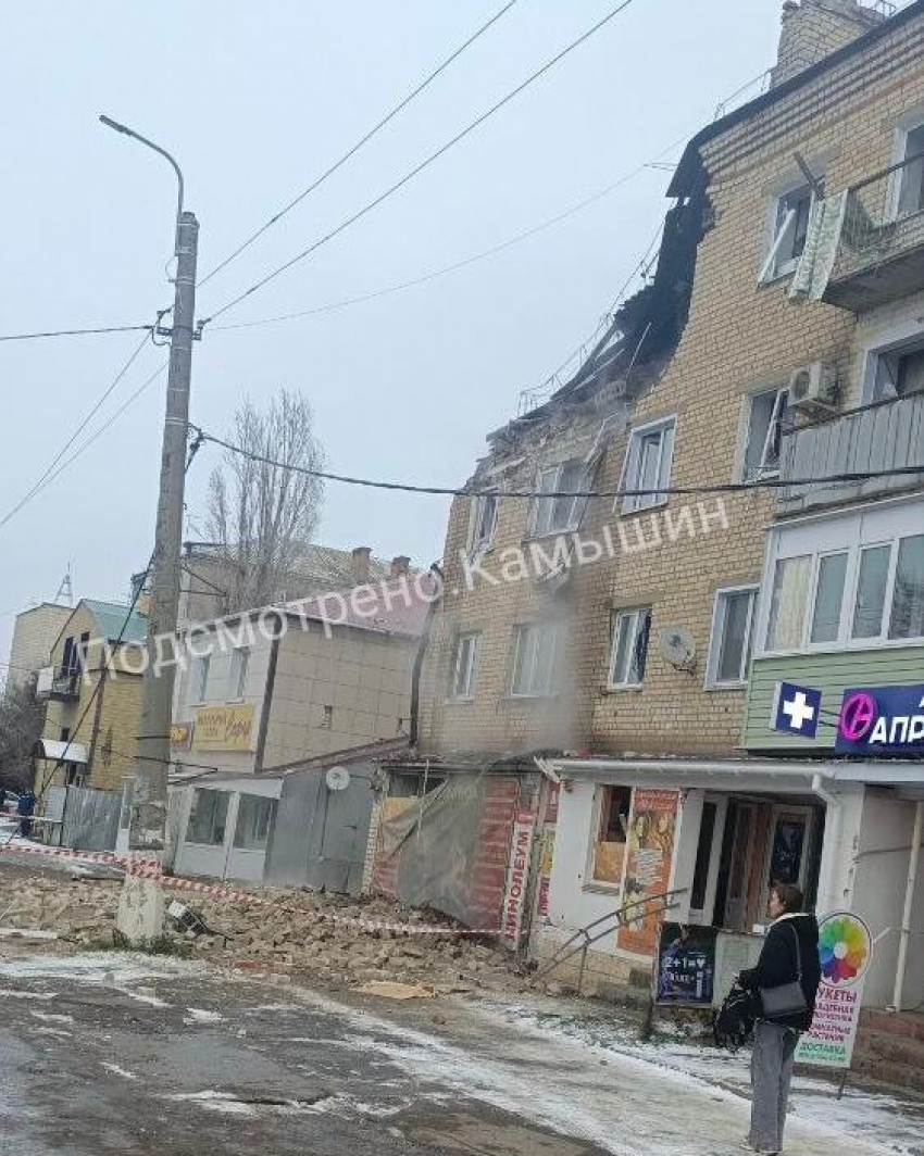 Что известно о состоянии пострадавших во «взорвавшемся» подъезде МКД в Камышинском районе? (ВИДЕО)