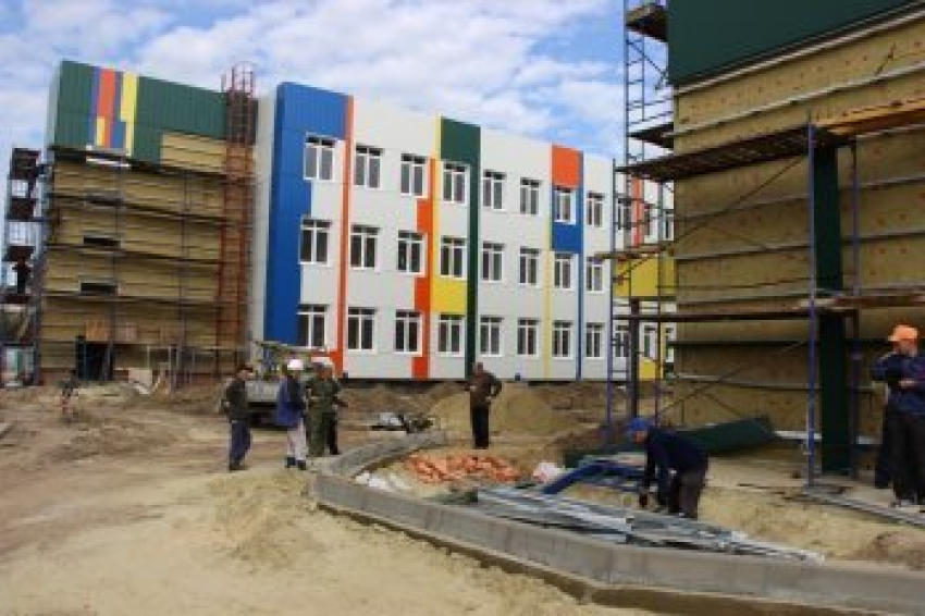 В Камышине приступили к выполняется облицовки фасада школы в 7 микрорайоне