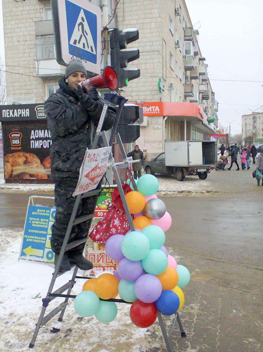 В Камышине на улице Ленина появились зазывалы с мегафонами на садовых лестницах 