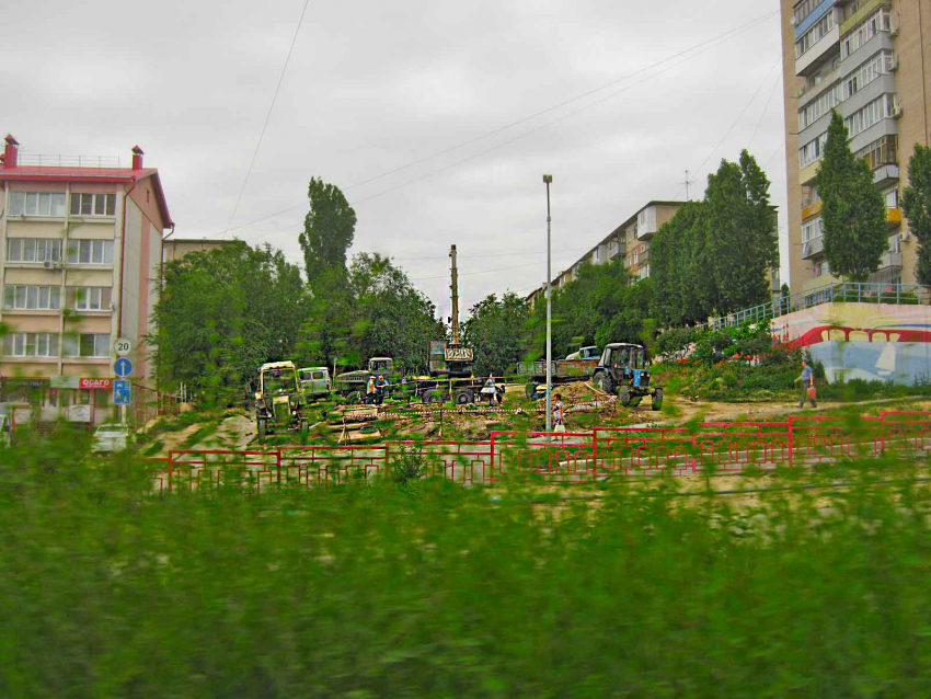 Коммунальщики оградили сигнальной лентой вечно аварийное место на улице Некрасова, не хлынет вода оттуда? - камышанка
