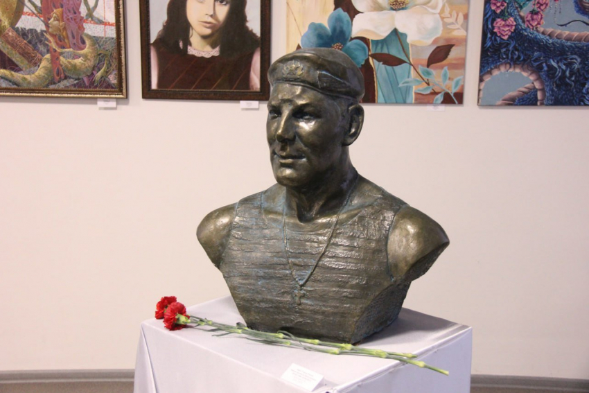 В Камышине прошла торжественная церемония передачи в фонды музея бюста Героя России Даниила Ежова