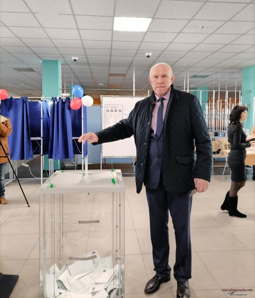 Спикер Камышинской городской думы Владимир Пономарев сфотографировался у избирательной урны