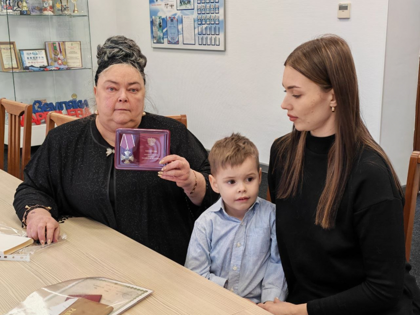 В Камышине передали награды погибших в СВО героев-рядовых их родным