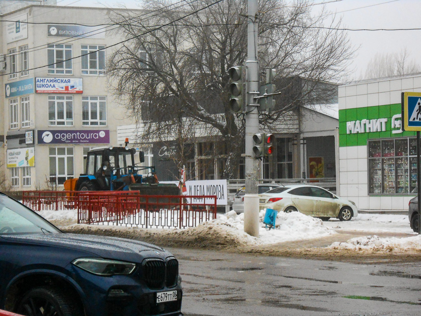 В Камышине коммунальщики не бросают попытки расчистить тротуары от снега