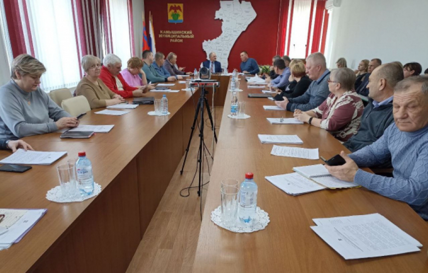 Депутаты Камышинской районной думы утвердили, каким сельским школам и ДК  «выпадает» ремонт и обновление