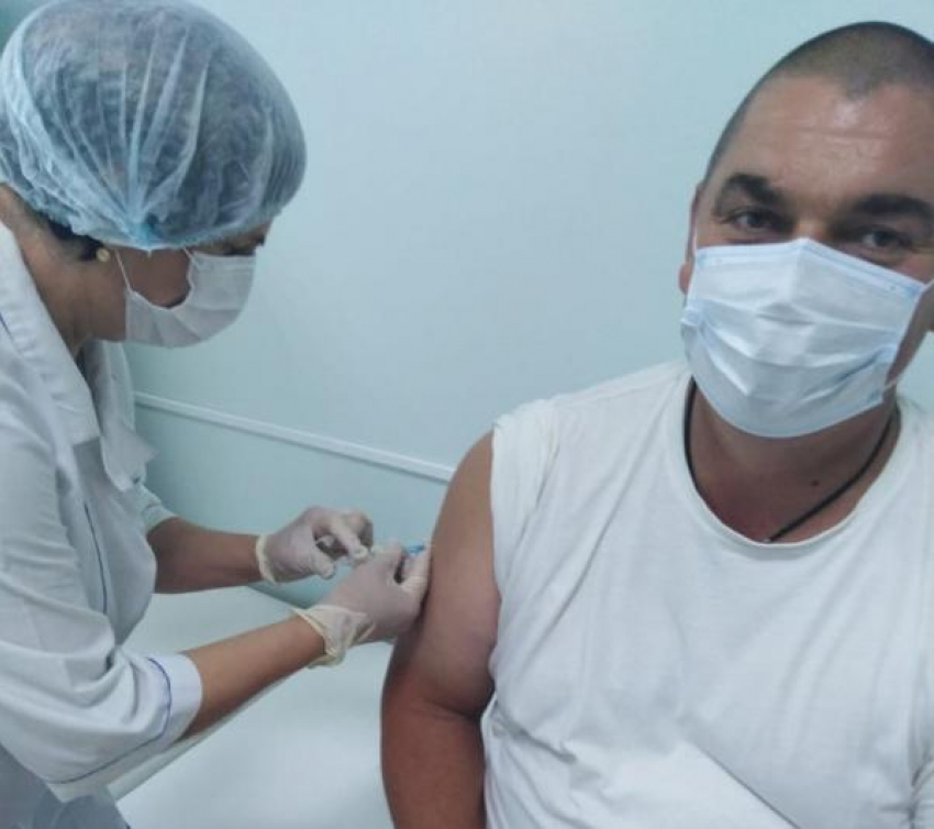 В сельских поселениях Камышинского района первыми приходят для вакцинации от ковида местные главы