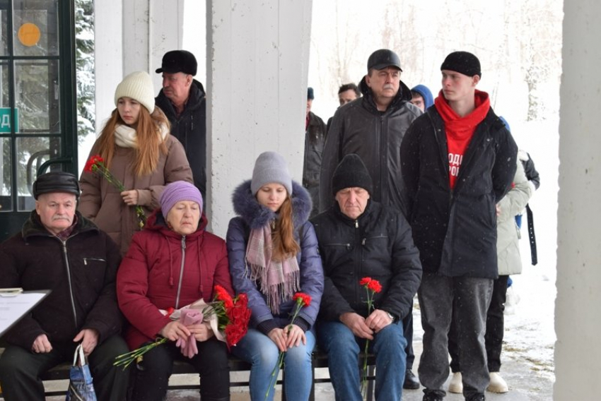 Родные погибшего в СВО Ивана Городецкого пришли на открытие мемориальной доски бойцу на здании его родного колледжа