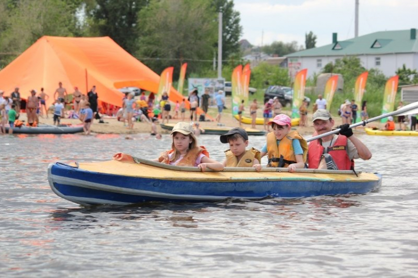 В Камышине участники водного праздника «шевелили веслами» и вязали морские узлы
