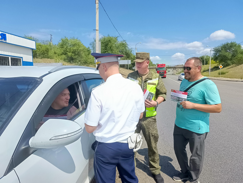 В Камышине полицейские встречались с путешественниками на трассе, убеждали водителей не торопиться на дальнем маршруте и лишний раз отдохнуть